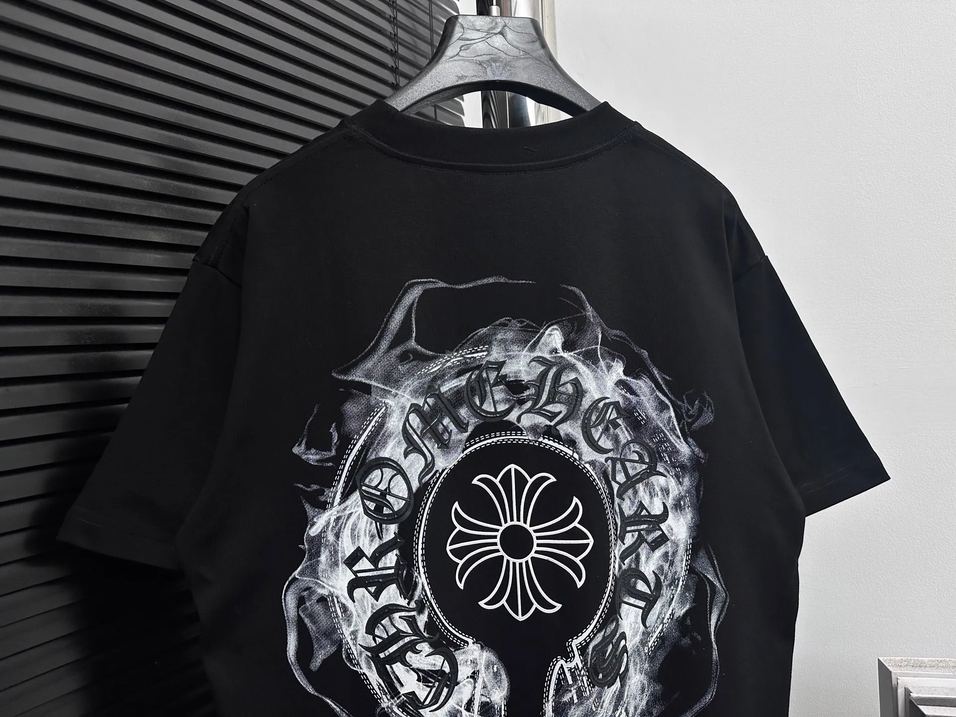 🅿️180 [ChromeHearts] ChromeHearts 24ss horseshoe pulped round neck T-shirt. Original fabric. Official same style. Short-sleeved T-shirt. Customized 260g same vat dyed fabric. Very comfortable to touch. Latest brick cabinet synchronization for spring and summer. Fashionable and personalized. Super versatile and good-looking. Very suitable for both men and women. Must-have style. Tag. Collar label. Washed wheat. Three labels complete. Color: black white. Size: XS-L.